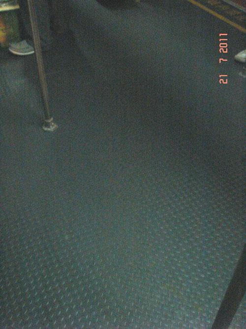 機(jī)場大巴鋪裝龍喜陸膠地板