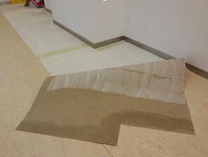 圖為亞麻地板安裝過程，與PVC地板安裝相似